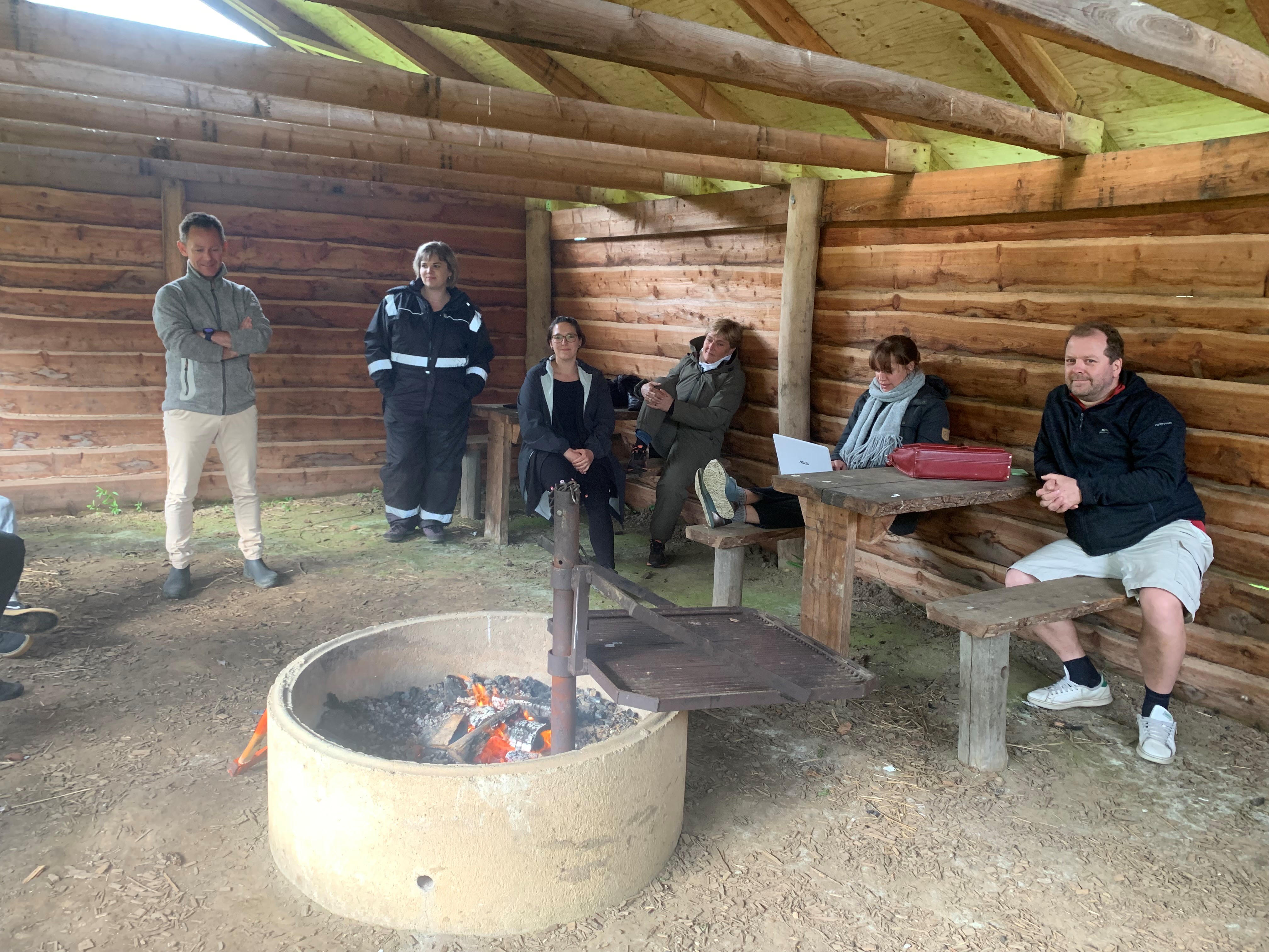 Møde i bålhytten